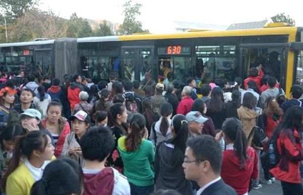 一公交车多少人（公交车多少人属于拥挤状态）
